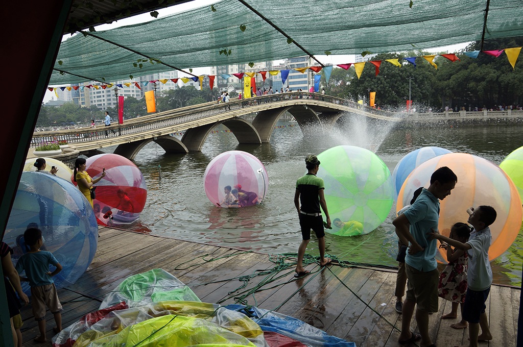 
Bóng nước là trò chơi mới mẻ hiếm hoi tại công viên Thủ Lệ.
