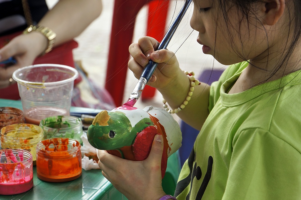 
Em nhỏ đang chơi trò tô tượng sau khi được phụ huynh đưa đi tham quan các chuồng thú. Dù chưa có nhiều nét hấp dẫn nhưng nhờ có vườn thú, rừng cây và hồ nước xanh mát, công viên Thủ Lệ vẫn là lựa chọn hiếm hoi ở Hà Nội cho các vị phụ huynh đưa trẻ nhỏ đến vui chơi.
