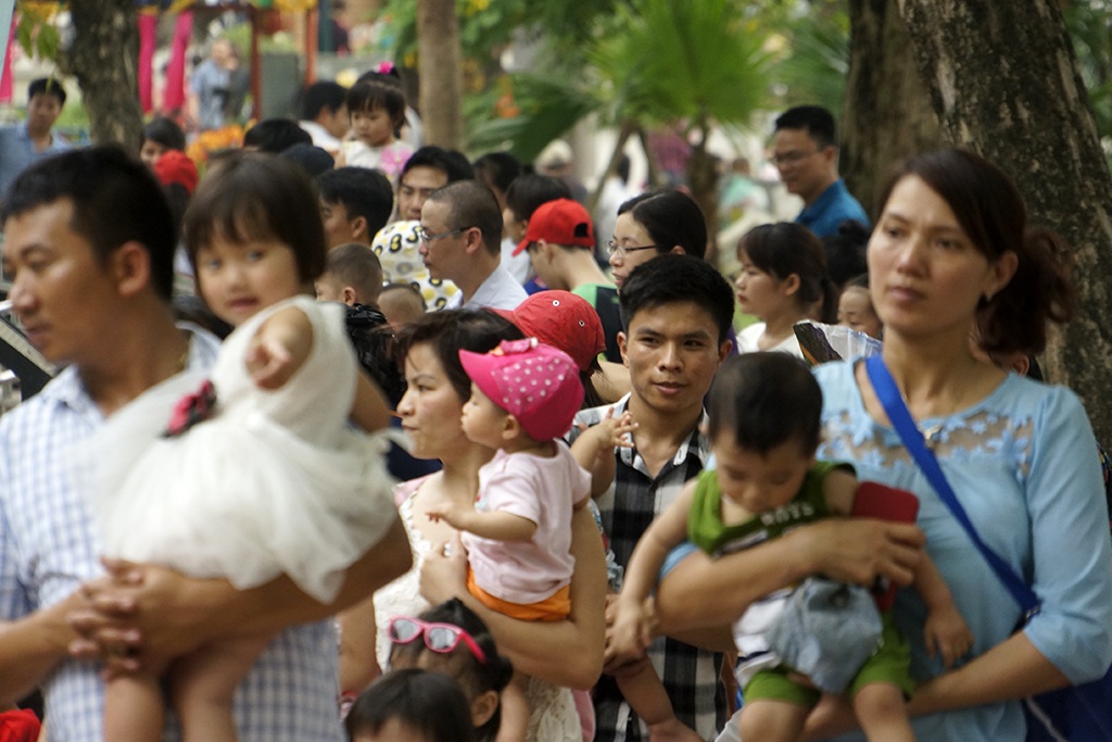 
Lối đi trong công viên Thủ Lệ chật kín người người lớn cùng trẻ nhỏ. Từ đầu đợt nghỉ lễ 30/4 - 1/5 tới nay, nơi đây luôn trong tình trạng đông đúc.
