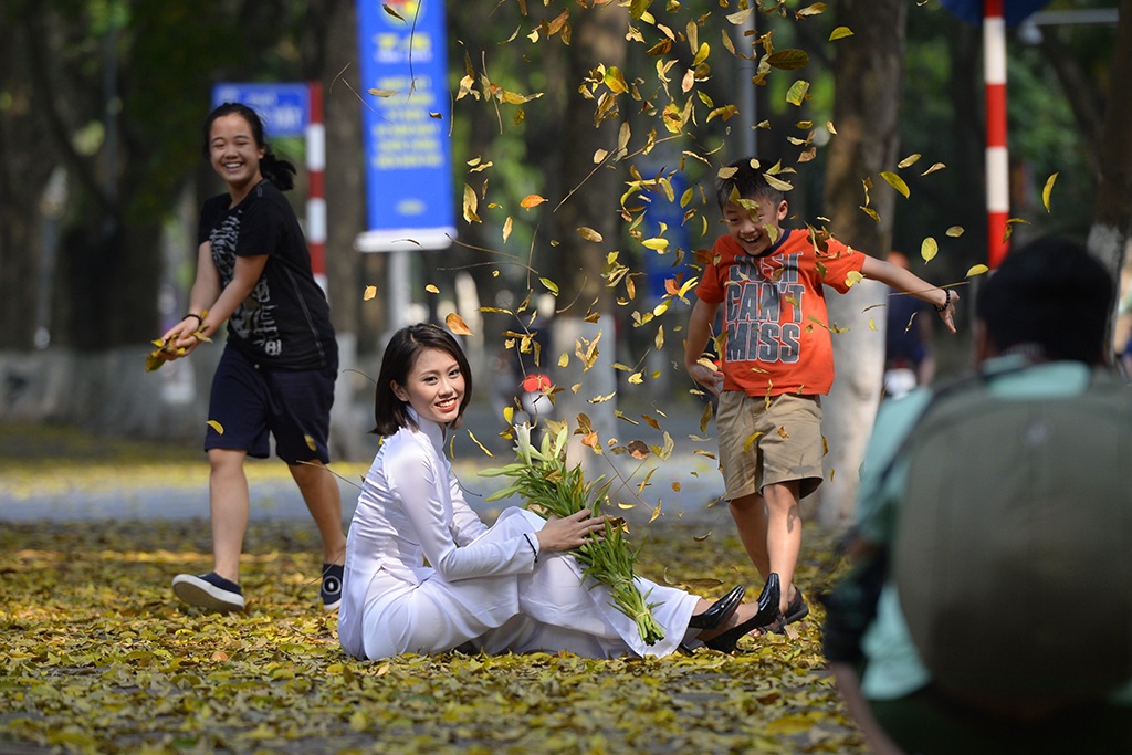
Lá rơi bất đắc dĩ với trợ giúp của người thân khi chụp hình.
