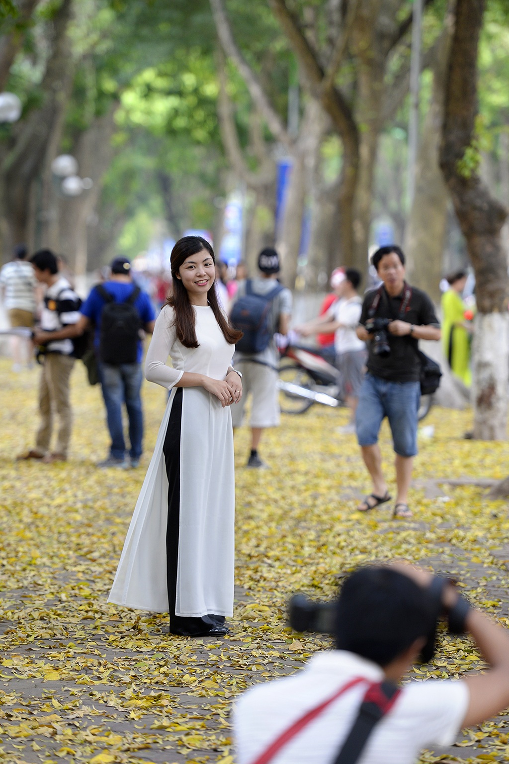 Thiếu nữ thả dáng cuốn hút trên thảm lá vàng ươm - 12