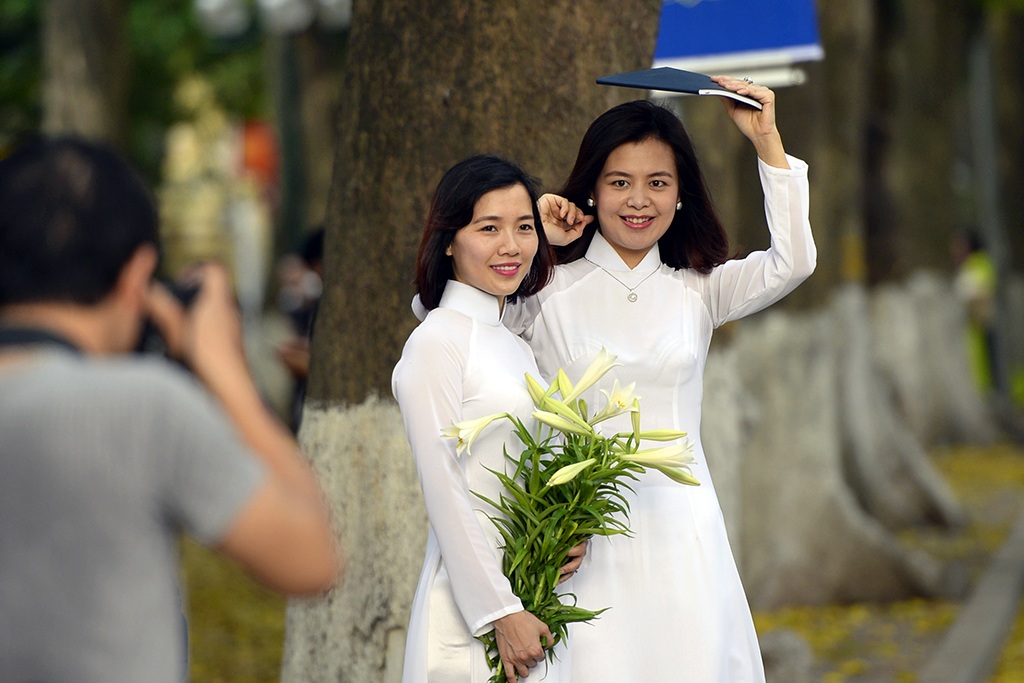 Thiếu nữ thả dáng cuốn hút trên thảm lá vàng ươm - 4