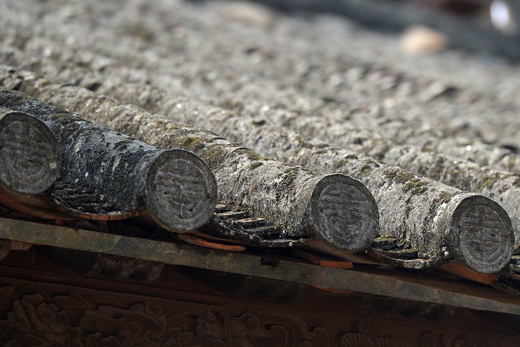 ... những mái nhà lợp ngói mũi hài...