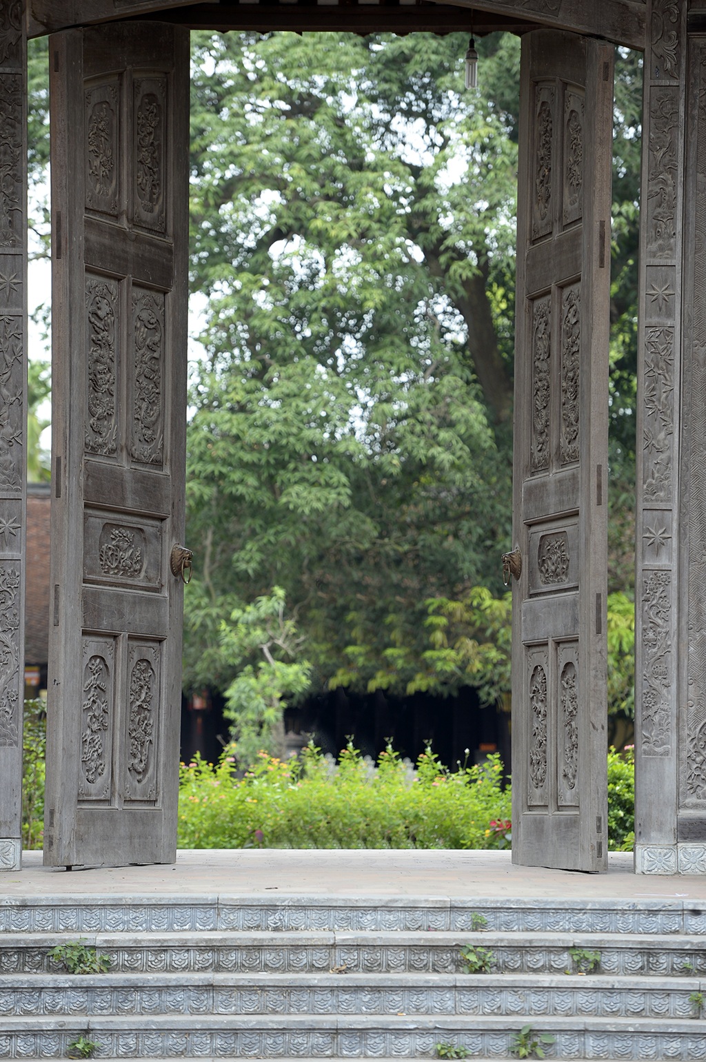 
Cổng chùa Nôm với những họa tiết điêu khắc không quá cầu kỳ nhưng lại rất thanh nhã cùng những viên đá xanh chạm hình mây sẽ khiến bạn như có cảm giác mình đang lạc đến một niên đại cổ xưa nào...
