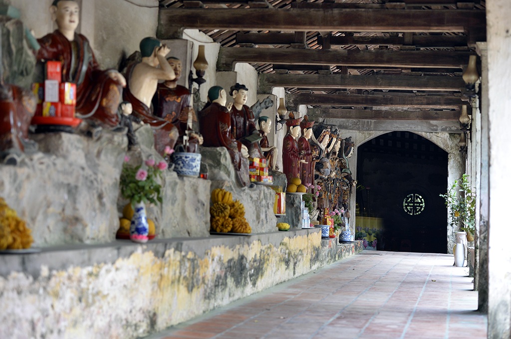 
Chùa Nôm có hơn một trăm pho tượng đất nung được cho là có niên đại lên đến cả ngàn năm. Được biết, có những năm cả ngôi chùa ngập trong trận lụt lịch sử, những pho tượng đất này đã bị ngâm trong nước một thời gian dài nhưng vẫn không hề bị hư hỏng.
