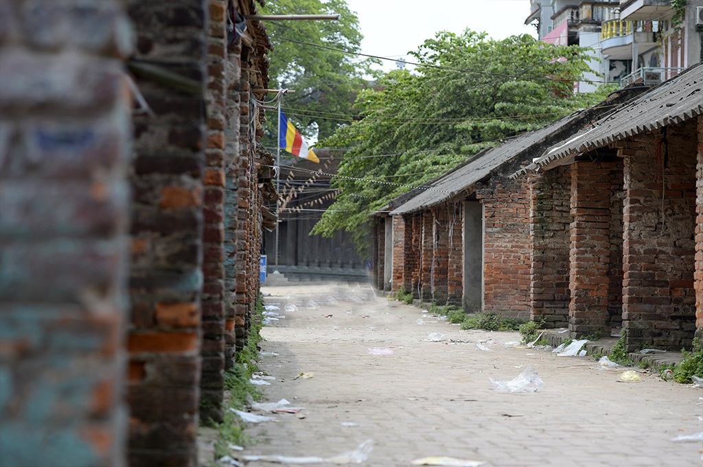 Làng Nôm cổ kính đẹp đến lạ lùng - 21 Chợ Nôm ở ngay phía trước chùa, là những dãy nhà gạch không trát vữa. Chợ phiên họp vào những ngày có số cuối là 1, 4, 6, 9 Âm lịch.