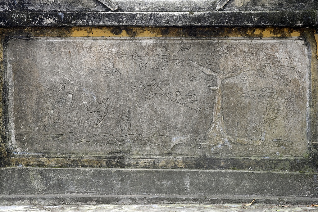 
Hình ảnh thanh bình của thiên nhiên với nét vẽ đơn giản và rất mộc mạc trên một bức tường.
