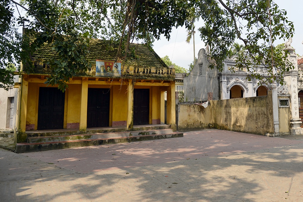 
Xen kẽ với những di tích cổ kính là một vài công trình xây dựng thời kháng chiến, tạo nên cho làng Nôm một vẻ đẹp xuyên thời gian...
