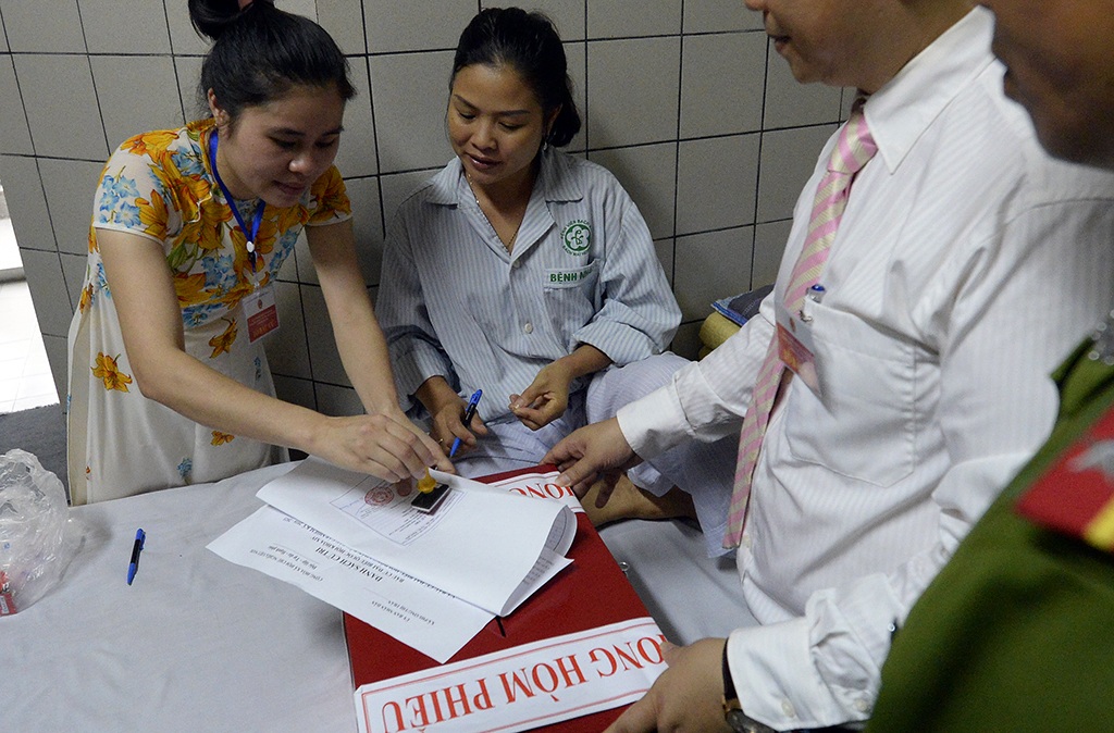 
Thẻ cử tri được đóng dấu sau khi cử tri tiến hành bỏ phiếu xong.
