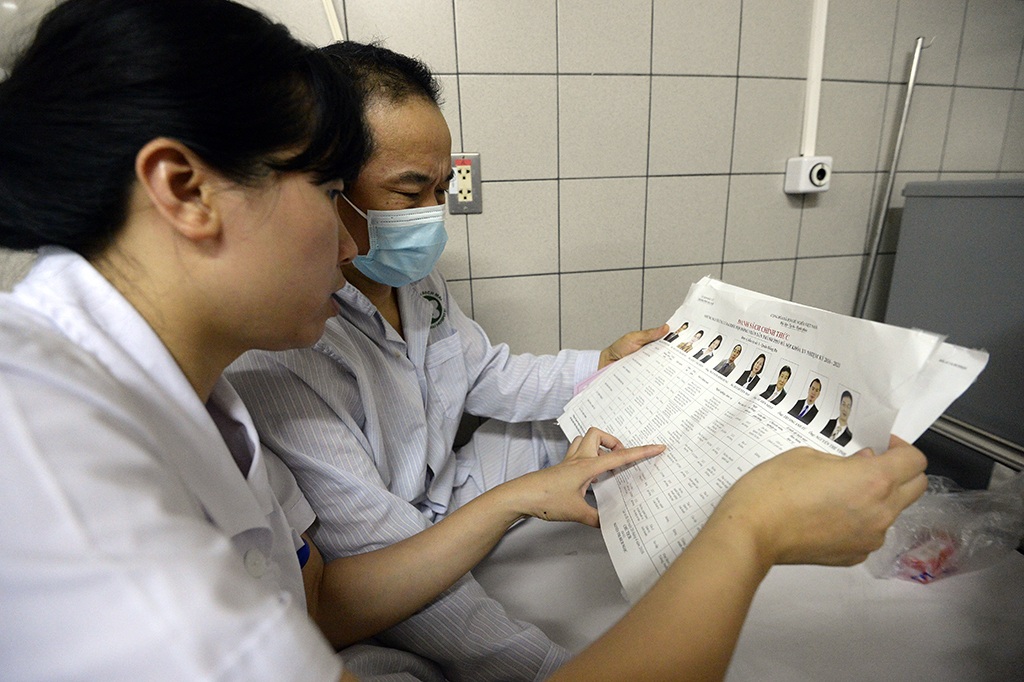 
Cử tri Bùi Minh Thành (SN 1963) ở Ba Đình, Hà Nội kiểm tra lần cuối danh sách các ứng cử viên để chọn ra người có đức, có tài  mà mình tin tưởng trước khi tiến hành bỏ phiếu bầu.
