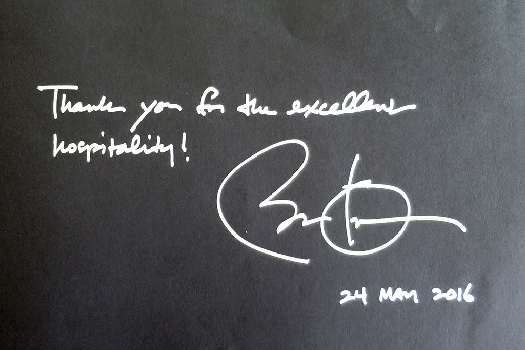 
Cận cảnh lưu bút và chữ ký của Tổng thống Mỹ Barack Obama.
