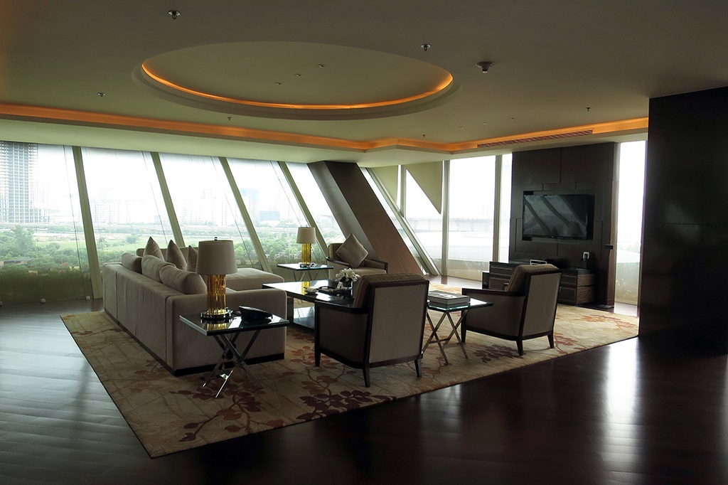 
Bước qua cửa chỉnh là phòng khách rộng lớn tràn ngập ánh sáng.
