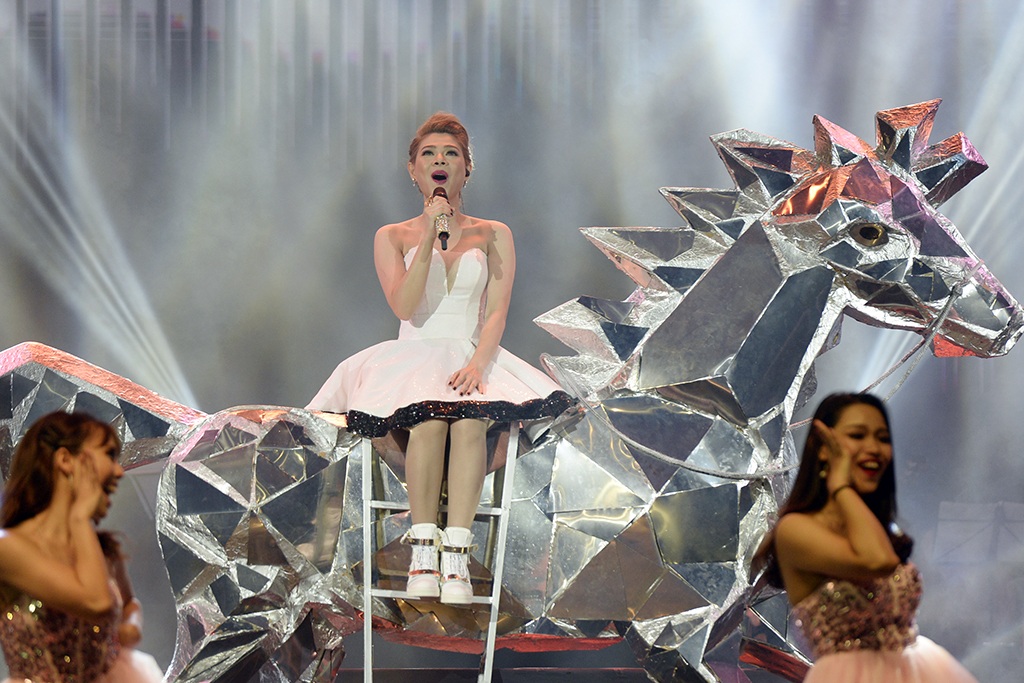 "Búp bê" Thanh Thảo biến hóa cùng trang phục trong liên khúc cùng tên - 1