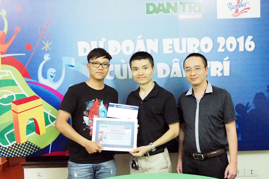Dân trí tiến hành trao thưởng chương trình “Dự đoán Euro 2016” đợt cuối cùng - 2
Trao thưởng trị giá 5 triệu đồng cho độc giả Nguyễn Bá Chính, dự đoán chính xác trận bán kết Euro 2016 Bồ Đào Nha 2-0 Wales