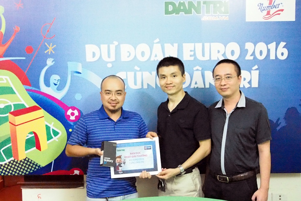 Dân trí tiến hành trao thưởng chương trình “Dự đoán Euro 2016” đợt cuối cùng - 1
Phó TBT Báo điện tử Dân trí , ông Phạm Tuấn Anh cùng ông Nguyễn Phan Huy Khôi, giám đốc đối ngoại phía Bắc của Tân Hiệp Phát trao phần quà là chiếc điện thoại Samsung Galaxy S7 có giá trị khoảng 16 triệu đồng tới độc giả Phạm Minh Tuấn trúng thưởng ở trận chung kết Euro 2016.