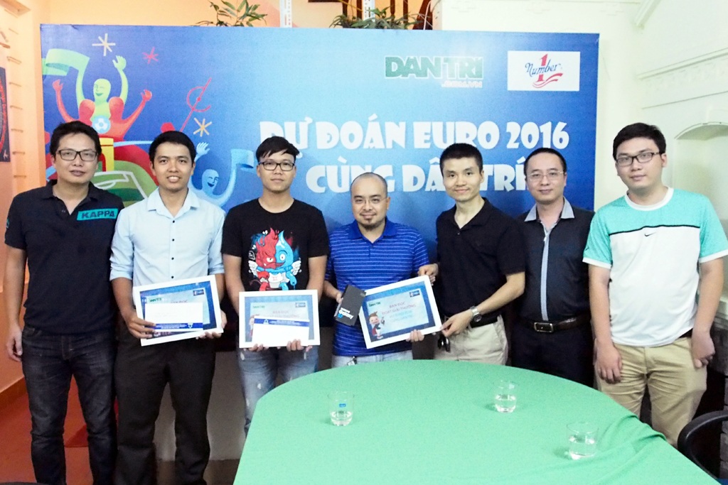 Dân trí tiến hành trao thưởng chương trình “Dự đoán Euro 2016” đợt cuối cùng - 4
Lãnh đạo, phóng viên Báo điện tử Dân trí cùng đại diện nhà tài trợ chụp ảnh lưu niệm cùng những độc giả trúng thưởng.