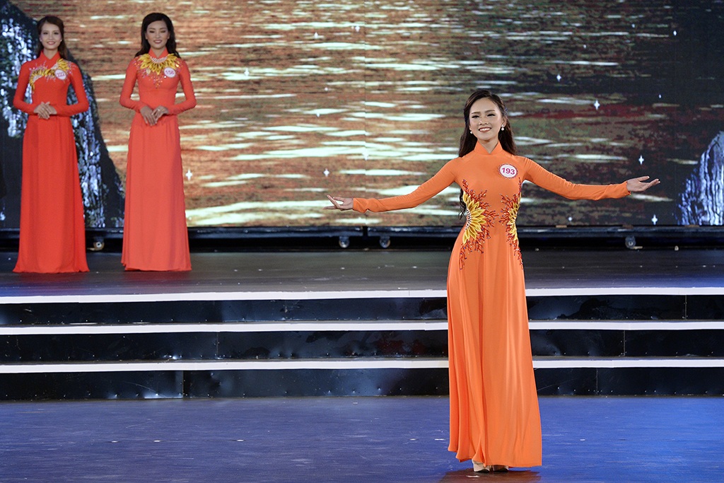 Tố Như tự tin sải bước và trình diễn phần thi đầu tiên với trang phục áo dài.