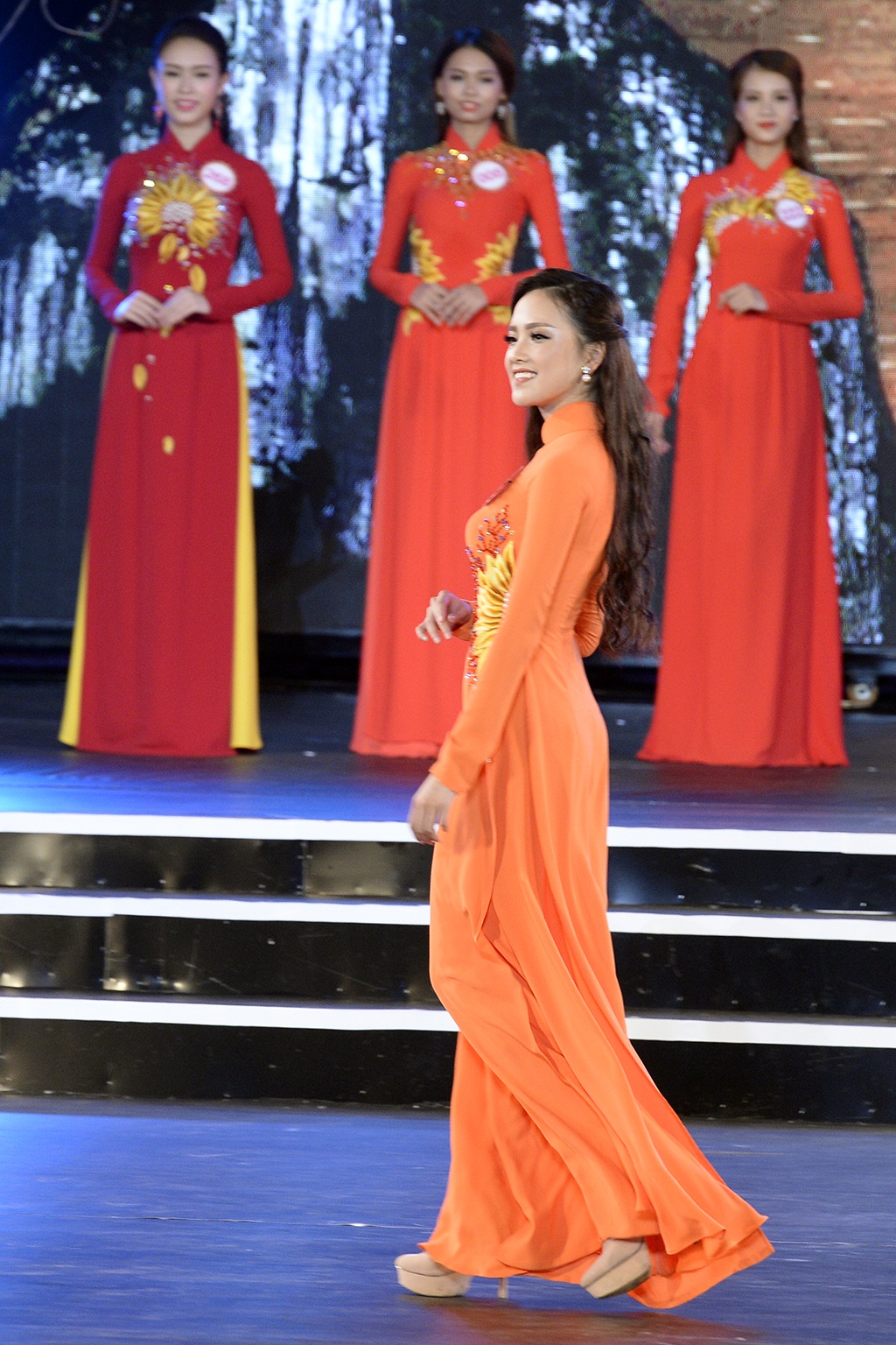 Cô từng đăng quang Hoa khôi Thanh niên Thanh lịch và Thời trang của thành phố Thái Nguyên năm 2012. Khi cô 15 tuổi và là học sinh chuyên Anh tại trường THPT chuyên Thái Nguyên.