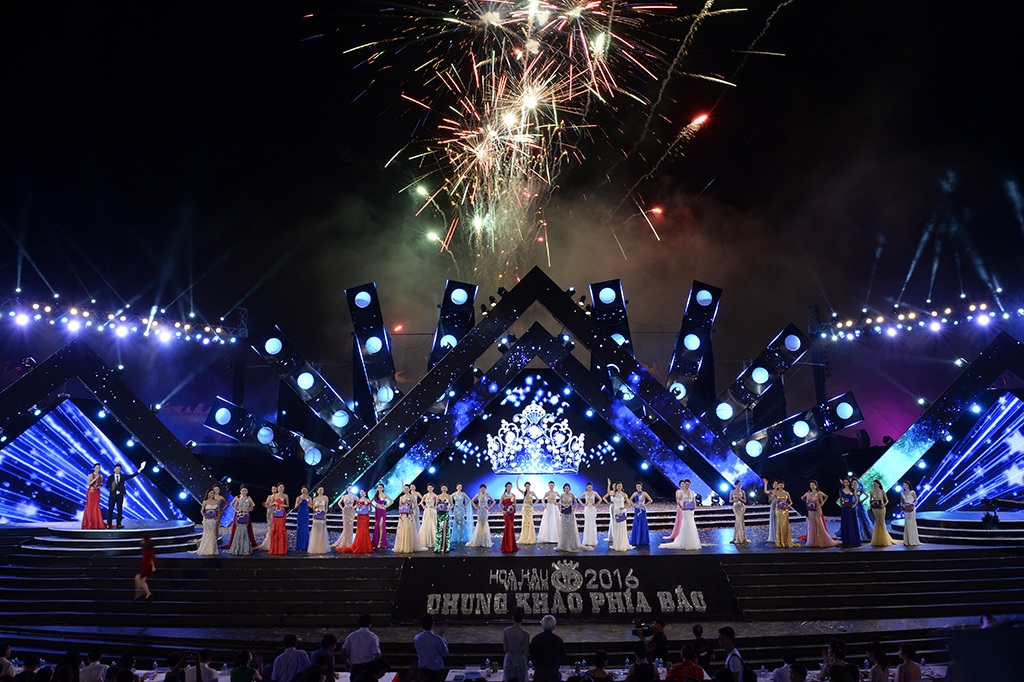 “Hoa khôi xứ chè” vào Chung kết Hoa hậu Việt Nam 2016 - 10 Trần Tố Như là thí sinh đầu tiên được xướng tên trong đêm chung khảo Hoa hậu Việt Nam 2016 khu vực phía Bắc. Sau đêm chung khảo này, ban tổ chức đã chọn ra 36 cô gái đại diện cho sắc đẹp trên toàn quốc vào vòng chung kết dự kiến diễn ra trong cuối tháng 8 tới đây.
