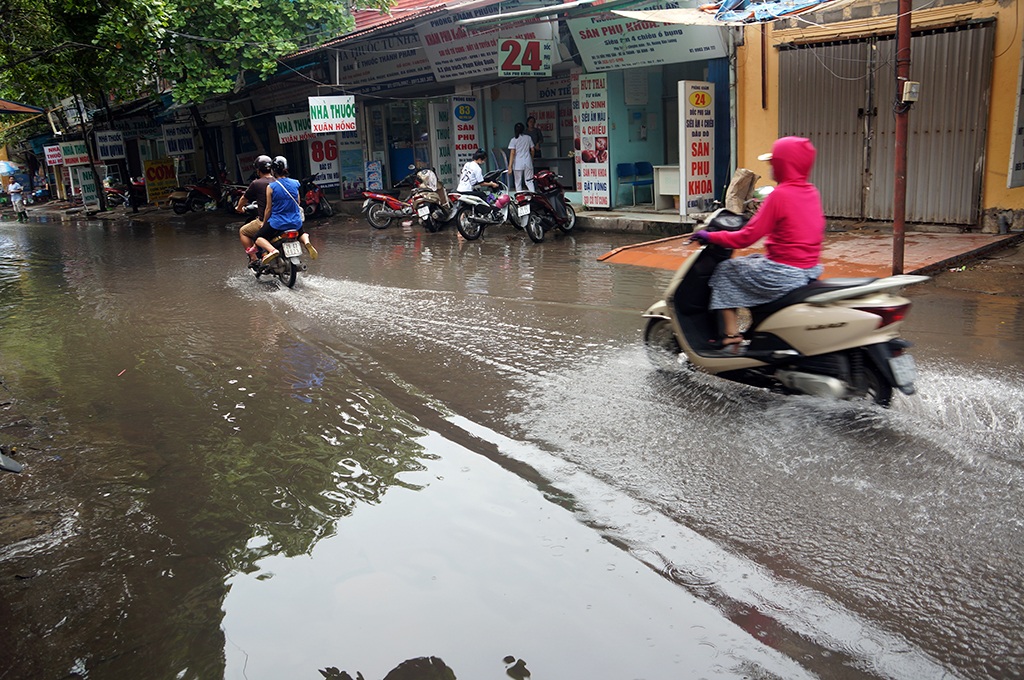 Hình ảnh người dân khổ vì nước thải ngập cổng bệnh viện Phụ sản Hà Nội - 12