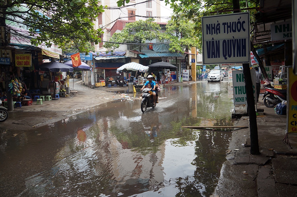 
Tình trạng này đã kéo dài cả tháng nay nhưng không thấy đơn vị nào đến đây giải quyết cho người dân. Không những vậy, bệnh nhân là các sản phụ và người thân ai cũng kêu trời, chị Hồng Hạnh, một người bán hàng tại đây, cho biết.
