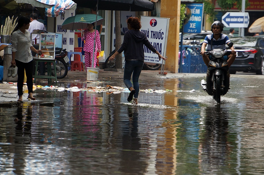 
Nhiều người dân nơi đây bày tỏ sự ngán ngẩm với tình trạng ngập cả khi trời nắng.
