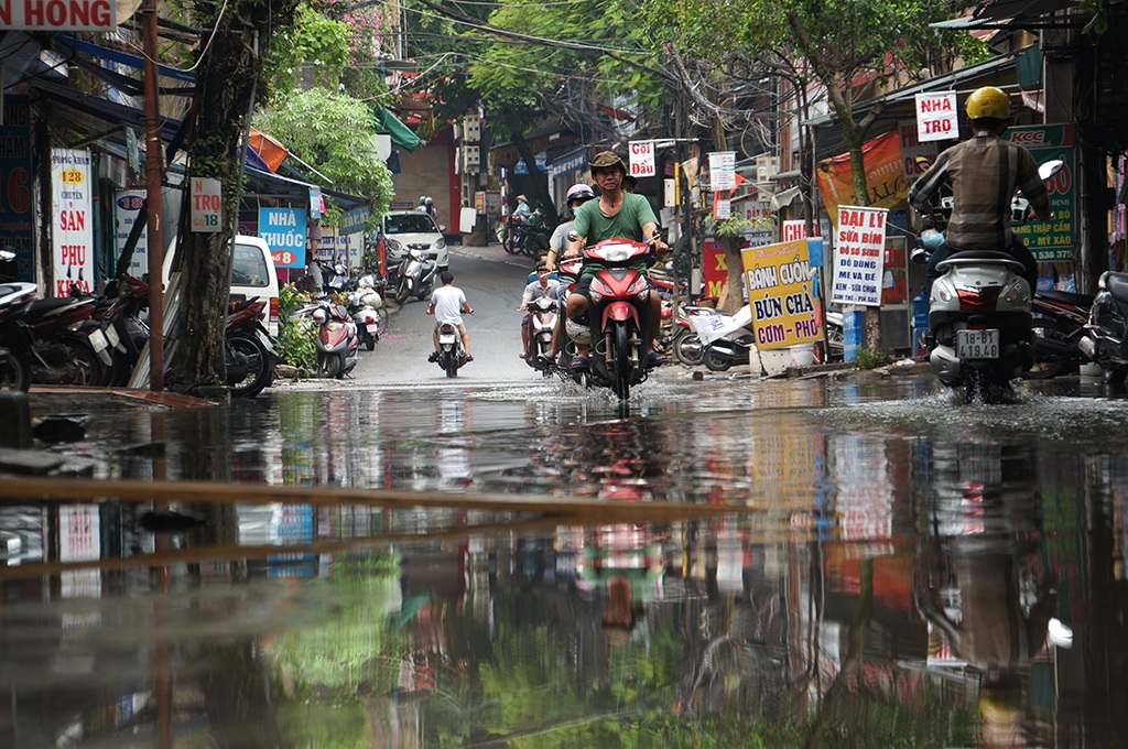 
Những người bán hàng nước gần đó còn hóm hỉnh nói với phóng viên: Trời không mưa cũng phải mặc áo mưa. Vì mỗi khi sang đường gặp mấy anh đi xe thiếu ý thức là bị té ướt sũng nước cống bẩn.
