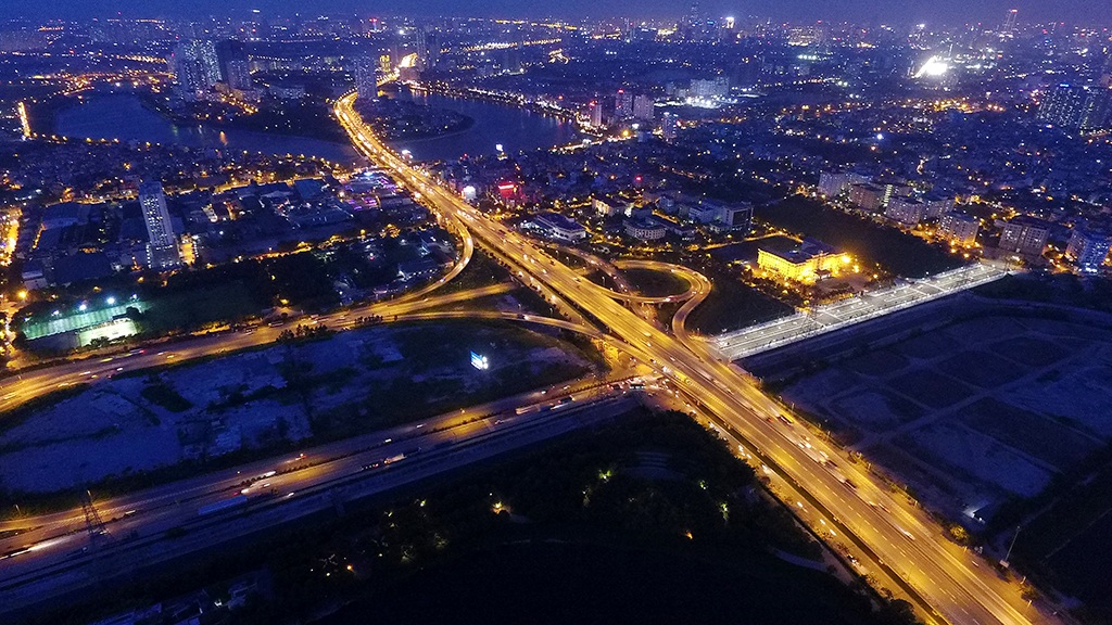 
Đường vành đai 3 trên cao chạy luồn lách qua những khu đô thị ở quận Hoàng Mai.
