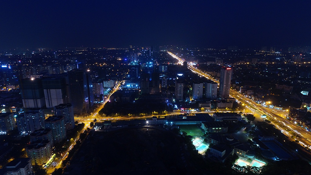 
Những trục đường lớn sáng rực trong đêm trong góc nhìn trên cao ở quận Thanh Xuân hướng về trung tâm Hà Nội.
