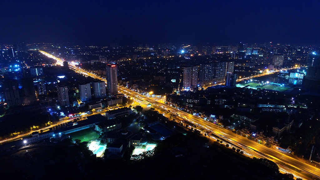 
Đường vành đại 3 cắt ngang các khu đô thị sầm uất.
