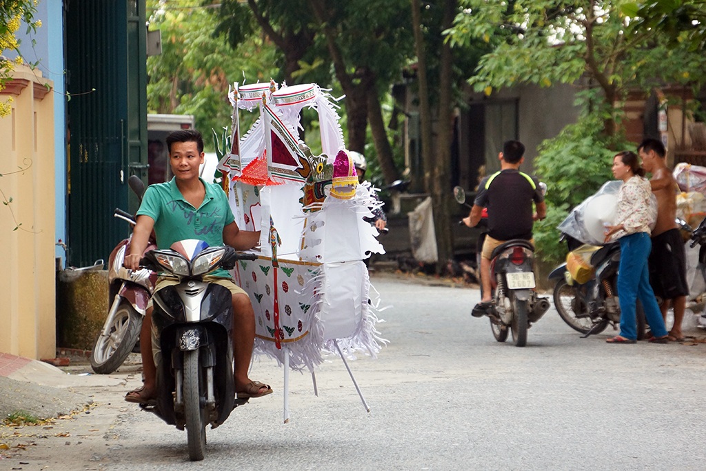 
Ngoài Đông Hồ (Thuận Thành, Bắc Ninh), làng Vân Hội (Thường Tín, Hà Nội) từ lâu đã được biết đến là trung tâm sản xuất đồ vàng mã lớn của miền Bắc.

