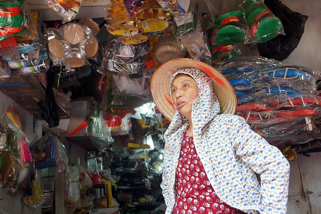 
Bà Ngô Thị Hoa (xóm 6, làng Văn Hội) là chủ một cơ sở sản xuất, bán hàng lâu năm tại đây cho biết các mặt hàng mã hiện đại được ưa chuộng, đặt hàng gia công nhiều như xe tay ga, iphone, ipad, máy ảnh kỹ thuật số...
