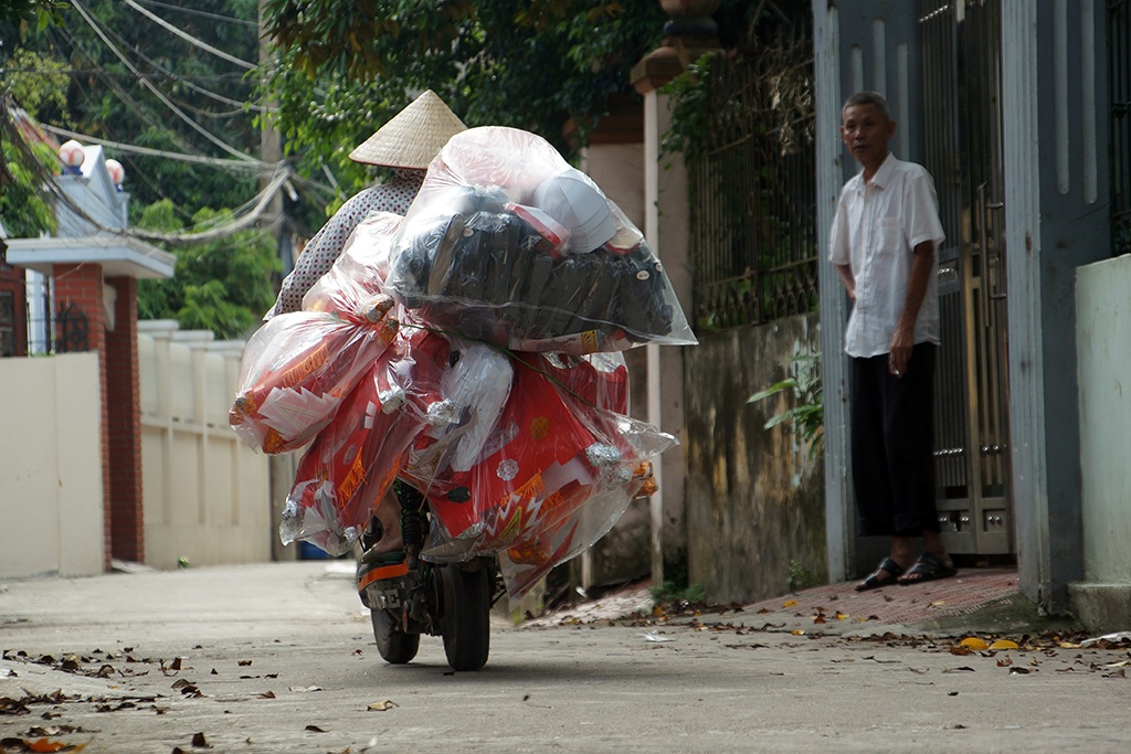 
Người làng Vân Hội cho biết, tưởng chừng làng nghề truyền thống sẽ mất dần nhưng hiện nay một số gia đình vẫn đầu tư rất lớn vào công việc sản xuất vàng mã cầu kỳ bởi phú quý sinh lễ nghĩa, người dân khắp nơi vẫn có nhu cầu cao về vàng mã.
