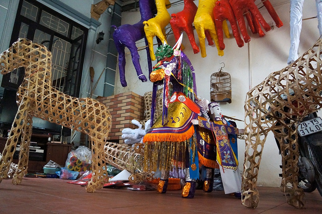 
Ngựa mã cầu kỳ có giá từ 200 nghìn đồng đến cả triệu bạc, được làm với số lượng rất lớn.
