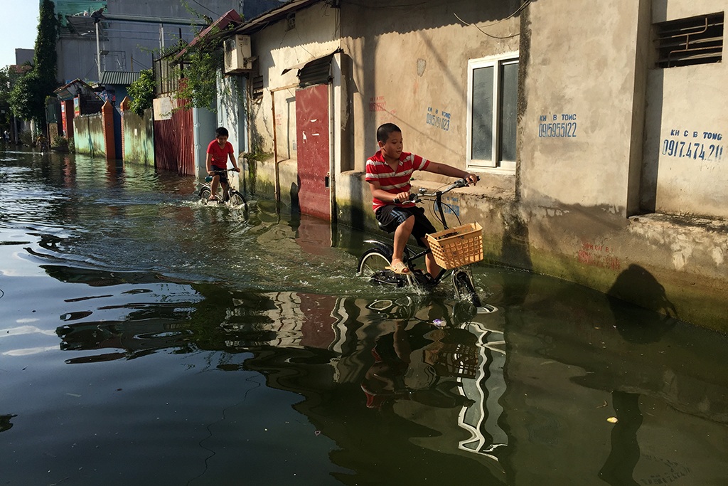 
Lo nhất là sức khỏe, an toàn của trẻ nhỏ khi phải chịu cảnh môi trường sống ngập nước bẩn.
