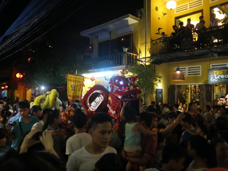 Các đoàn lân đi đến đâu đoàn người nối gót ken dày đến đó