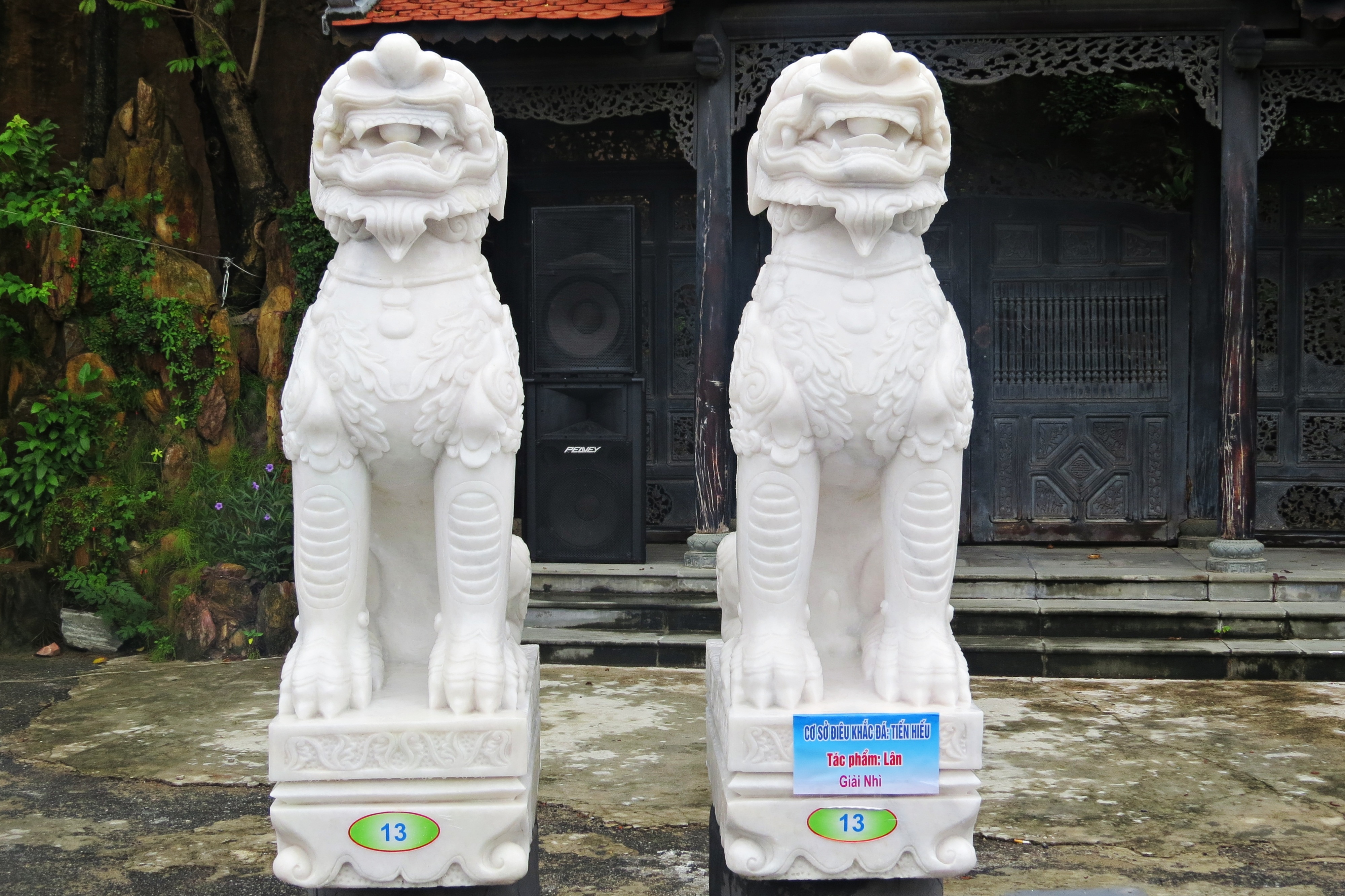 Cặp lân đoạt giải Nhì (không có giải Nhất) của cơ sở điêu khắc đá Tiến Hiếu ở làng nghề đá Non Nước