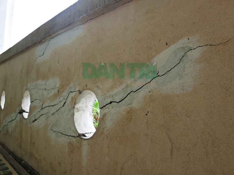 Lan can tầng 2 trước khu hiệu bộ bị nứt