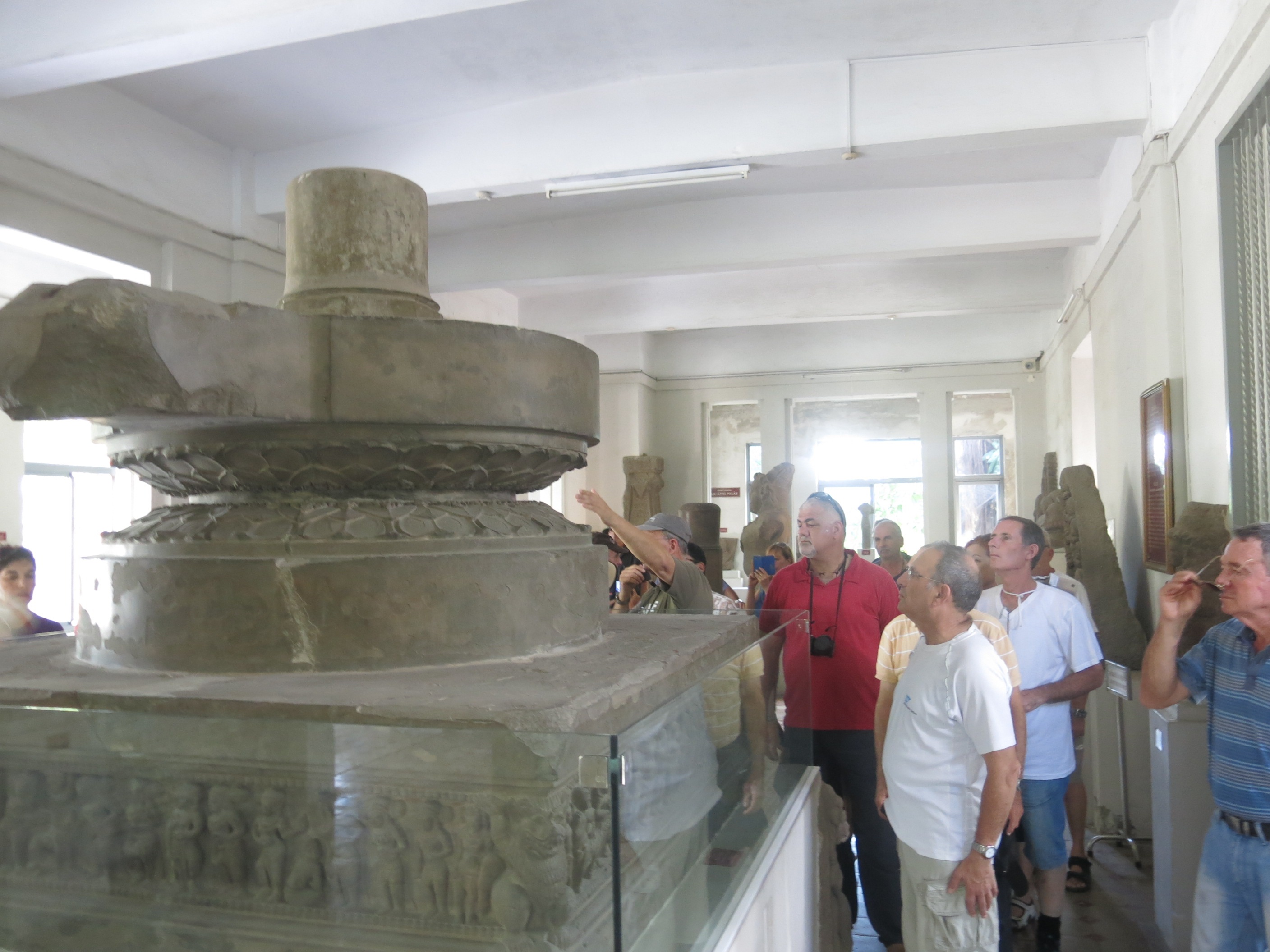 Du khách tham quan Bảo tàng Điêu khắc Chăm Đà Nẵng