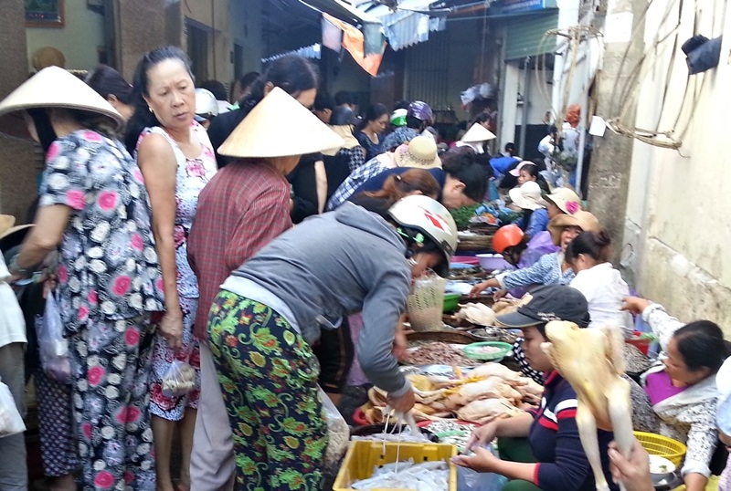 Tiểu thương than thất thu vì chợ “cóc” - 2 Người bán người mua chen chân ở kiệt (hẻm) 81 Phan Kế Bính, trường hợp xảy ra hỏa hoạn, thật khó có lối thoát