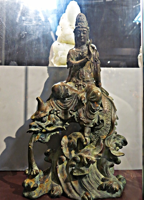 Tượng Phật Bồ Tát cưỡi rồng một sừng