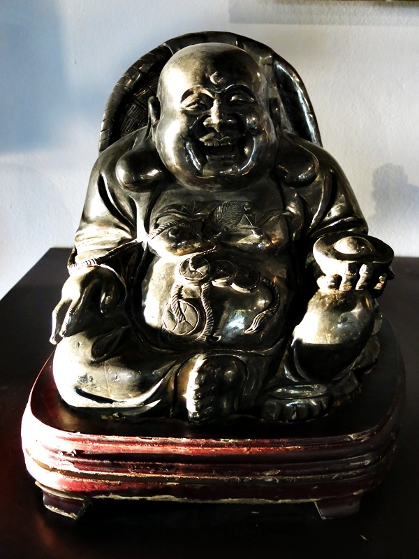 Tượng Phật Di lặc có kích thước bên ngoài tương đối nhỏ nhưng lại nặng phải hai, ba người đỡ mới được