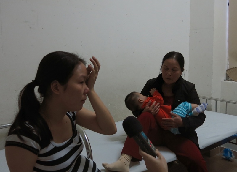 Gia đình bức xúc cho rằng cháu đã bị bảo mẫu đánh nên mới có nhiều vết bầm trên người