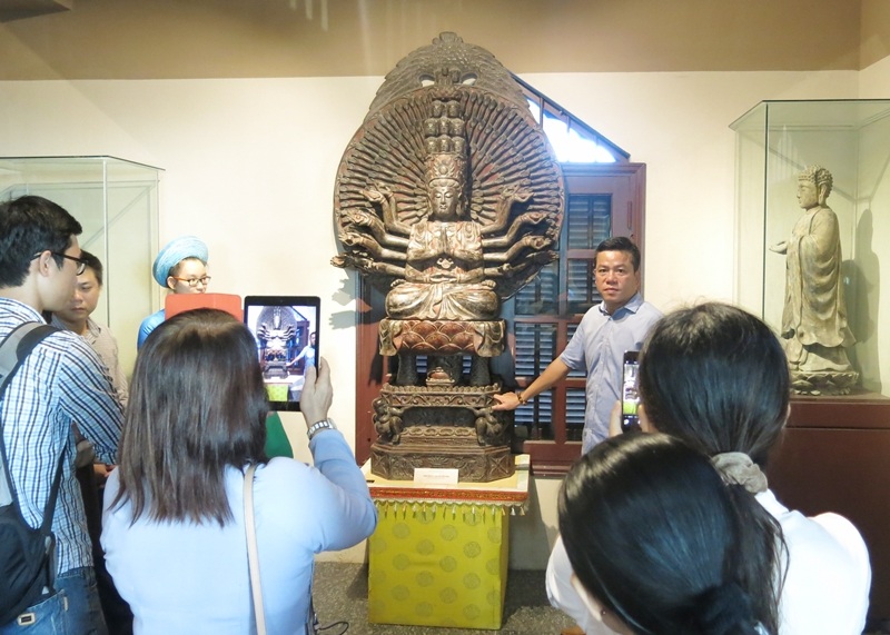 Khách tham quan ghi hình từng hiện vật trưng bày tại Bảo tàng