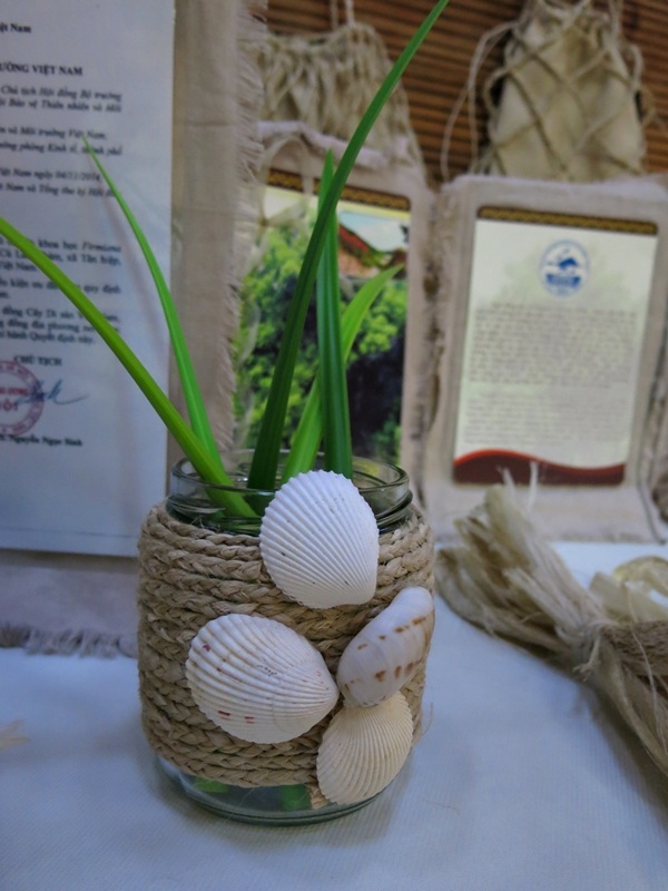 Những món quà lưu niệm nhỏ xinh thiết kế từ sợi ngô đồng ở xã đảo