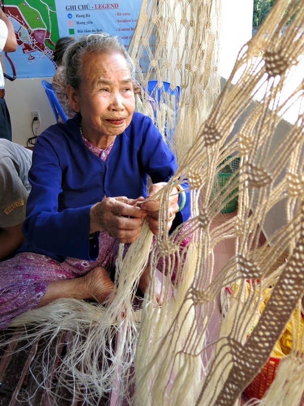 Cụ Mai Thị Rài (72 tuổi) đã nối nghiệp đan võng truyền thống của gia đình từ thời con gái