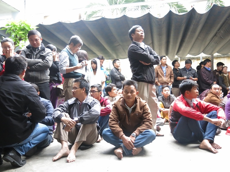 Người dân chờ lấy phiếu đăng ký tiêm vắc xin Pentaxim cho con em tại Đà nẵng