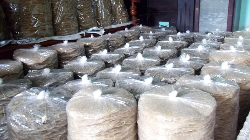 
Bánh tráng được đóng gói chờ xuất đi
