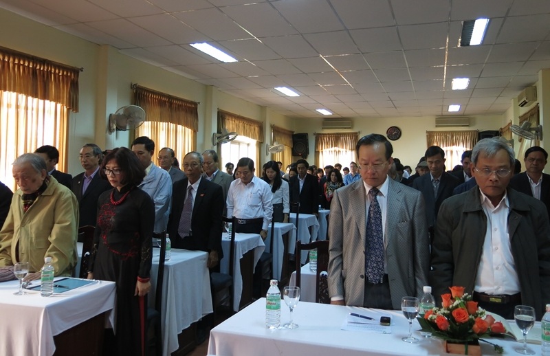 Các đại biểu, khách mời dành một phút mặc niệm tại buổi ra mắt tác phẩm về ông Nguyễn Bá Thanh