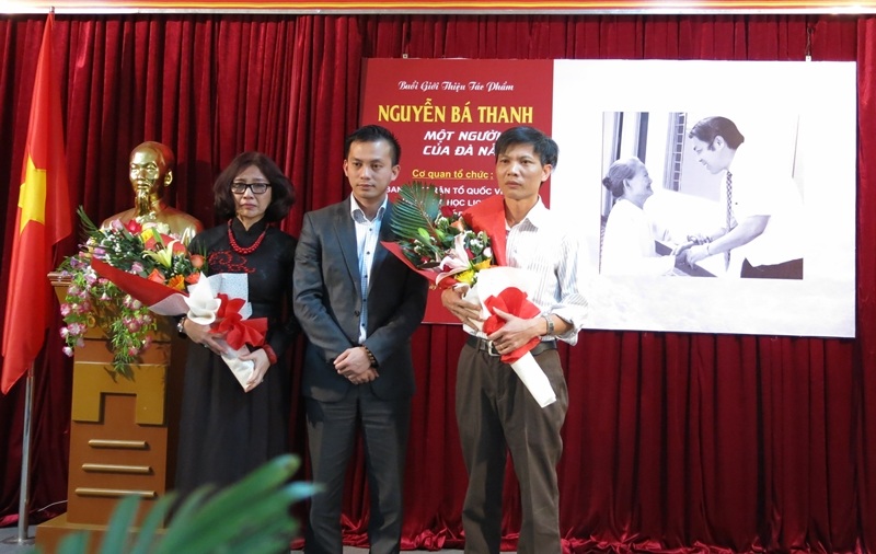 Đại diện gia đình tặng hoa tri ân tấm lòng của các tác giả sách và phim tài liệu về ông Nguyễn Bá Thanh